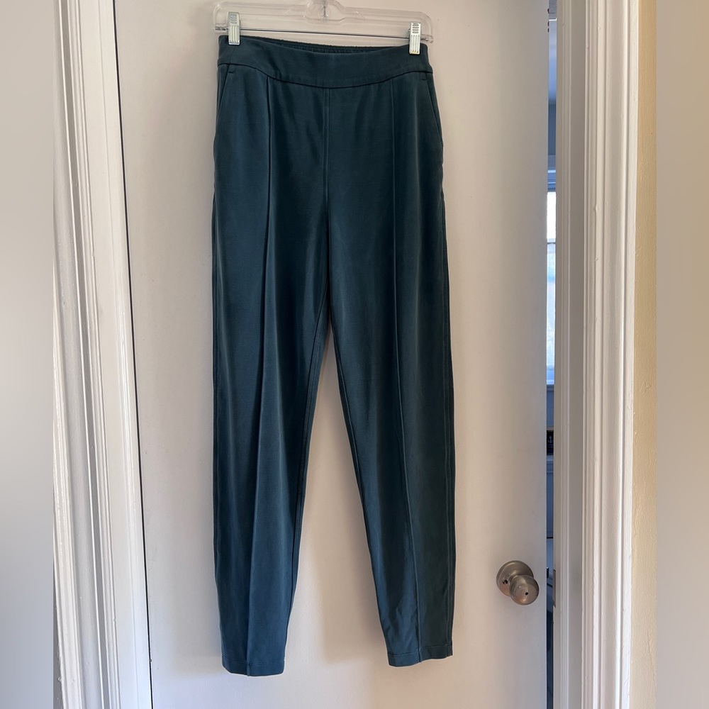 Lululemon size 6 turquoise lab pant